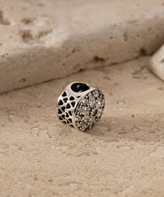 Hõberipats tsirkoonidega