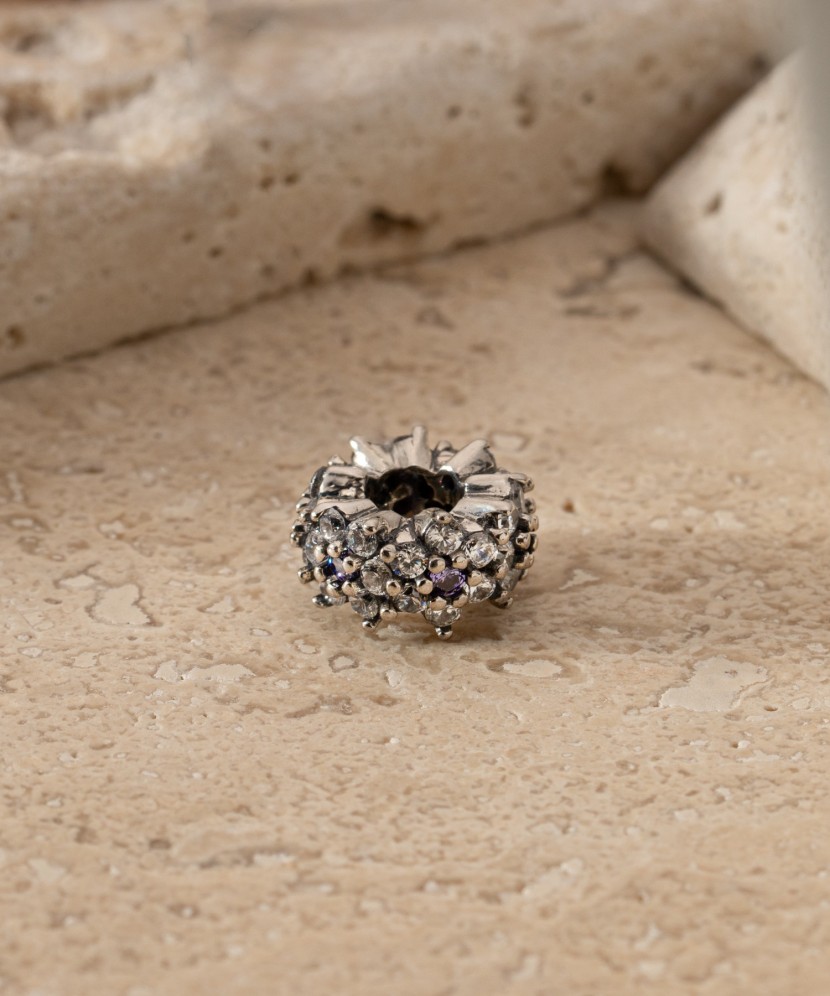 Hõberipats tsirkoonidega