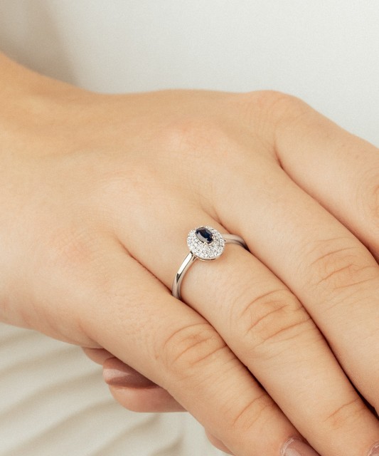 Кольцо из белого золота с сапфиром и бриллиантами