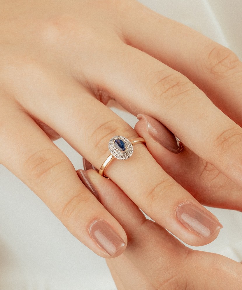 Кольцо из желтого золота с сапфиром и бриллиантами