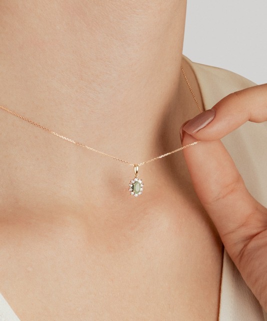 Kollase kulla ripats smaragdi ja teemantidega