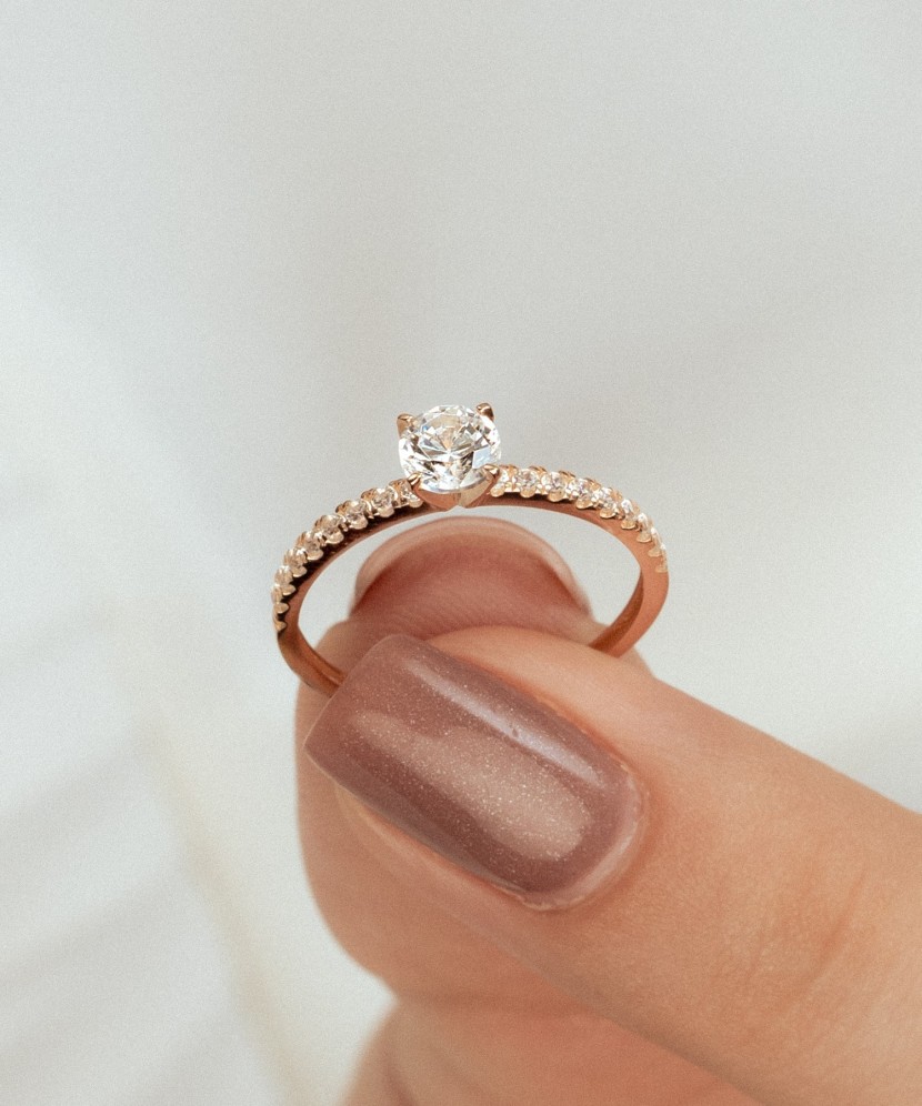 Kuldsõrmus tsirkoonidega