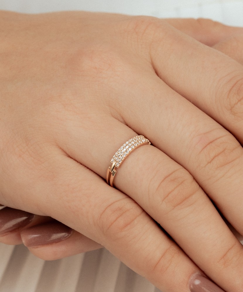 Kuldsõrmus tsirkoonidega