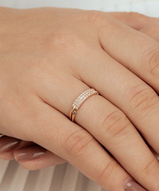 Kuldsõrmus tsirkoonidega