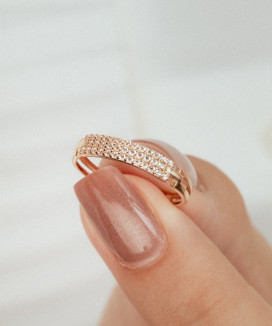 Kuldsõrmus tsirkoonidega