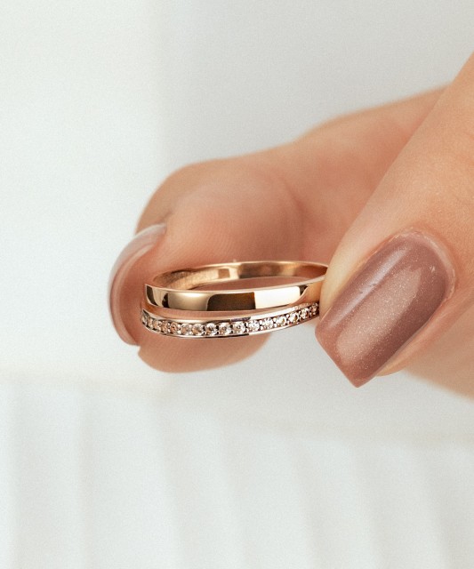 Kuldsõrmus tsirkoonidega