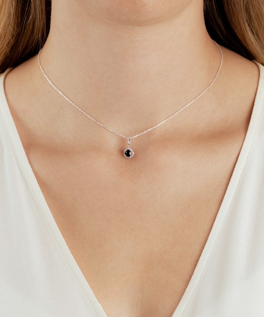 Valgest kullast ripats safiiri ja teemantidega