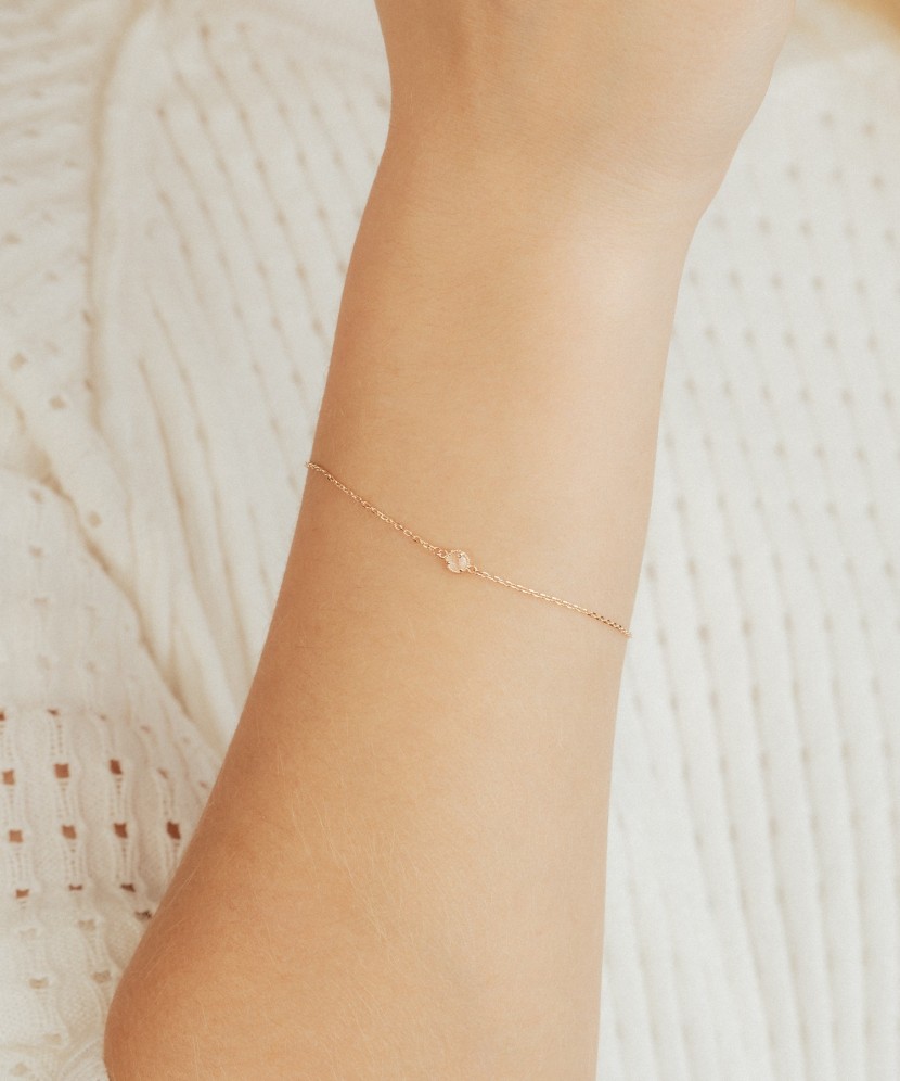 Золотой браслет с цирконом