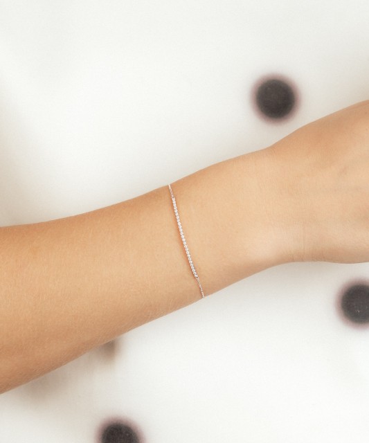 Valgest kullast käevõru teemantidega