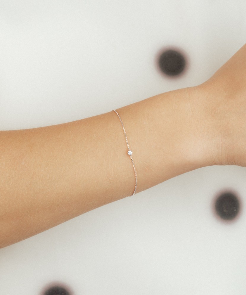 Valgest kullast käevõru teemantidega