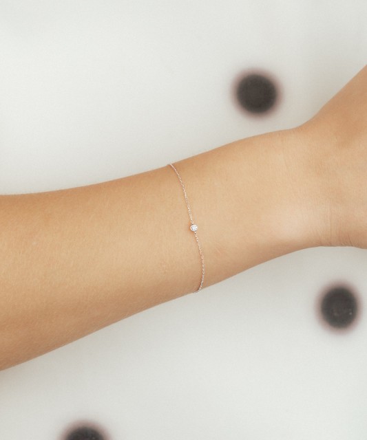 Valgest kullast käevõru teemantidega