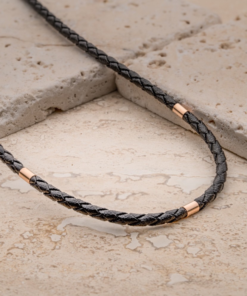 Nahast käevõru kullaga