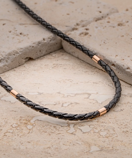 Кожаный браслет с золотом