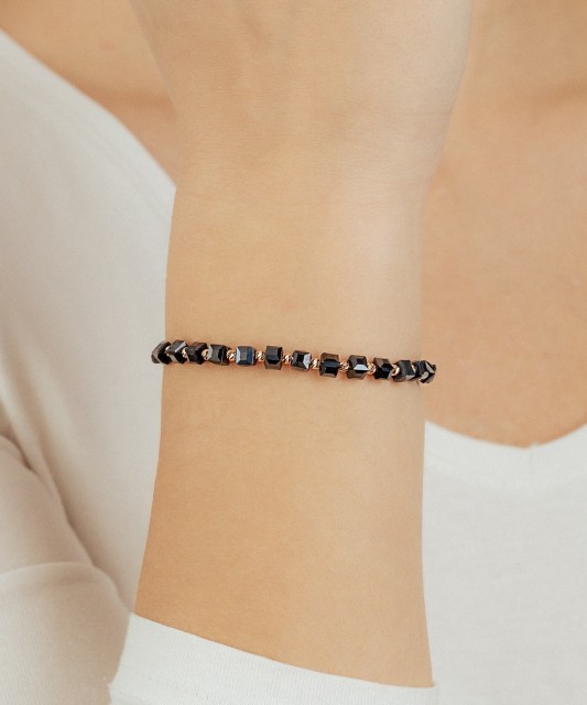 Mustast lõngast käevõru kulla ja Hematiitidega