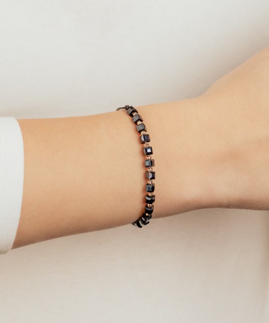 Mustast lõngast käevõru kulla ja Hematiitidega