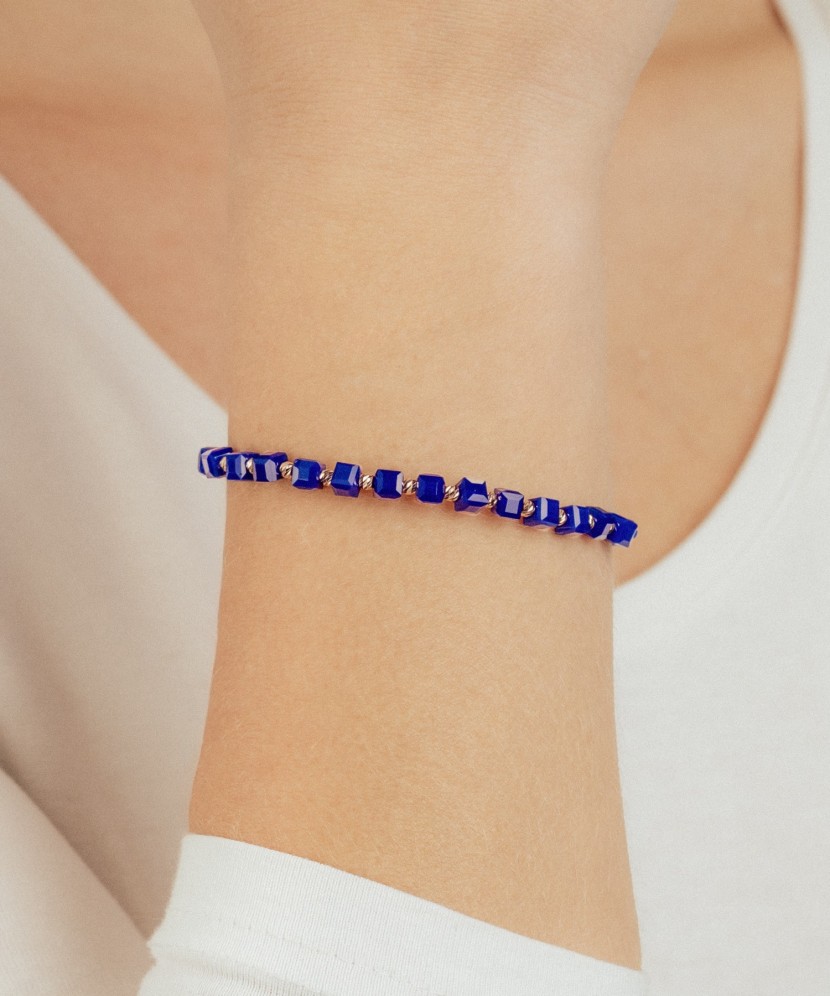 Sinisest lõngast käevõru kulla ja oonüksitega