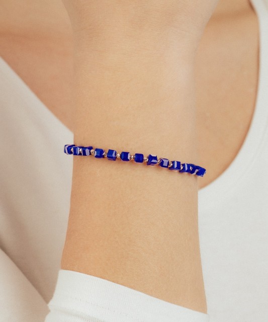 Sinisest lõngast käevõru kulla ja oonüksitega