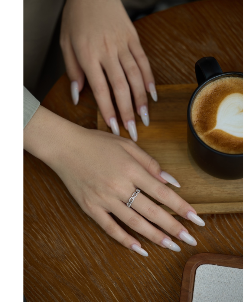 Hõbesõrmus tsirkoonidega