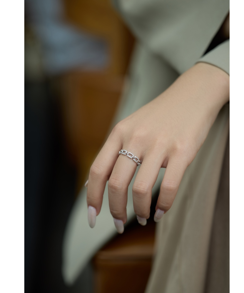 Hõbesõrmus tsirkoonidega