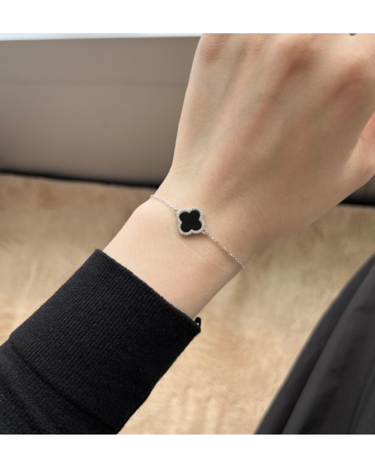 Hõbedane käevõru oonüksi ja tsirkoonidega