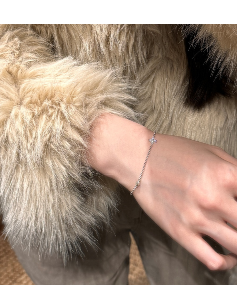 Hõbekäevõru tsirkoonidega