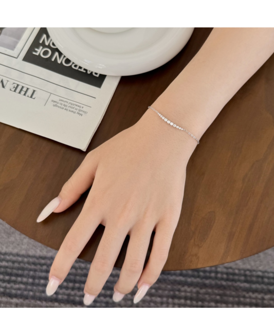 Hõbekäevõru tsirkoonidega