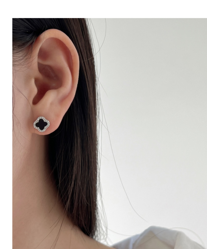 Hõbedast kõrvarõngad oonüksi ja tsirkoonidega