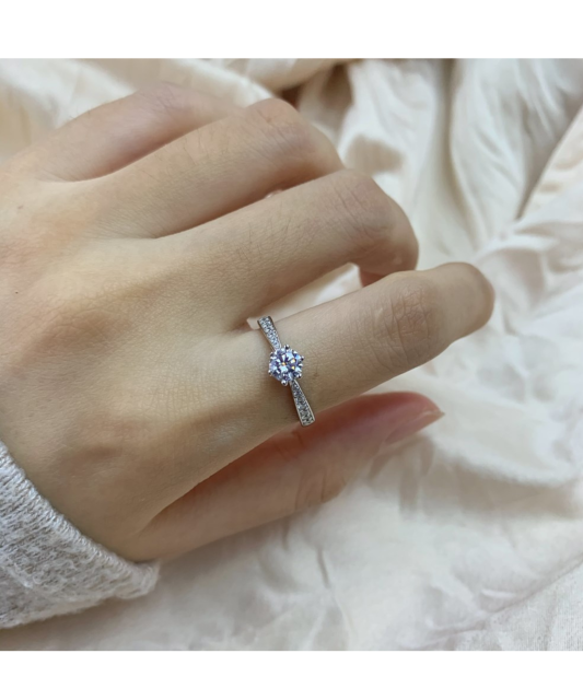 Hõbesõrmus tsirkoonidega