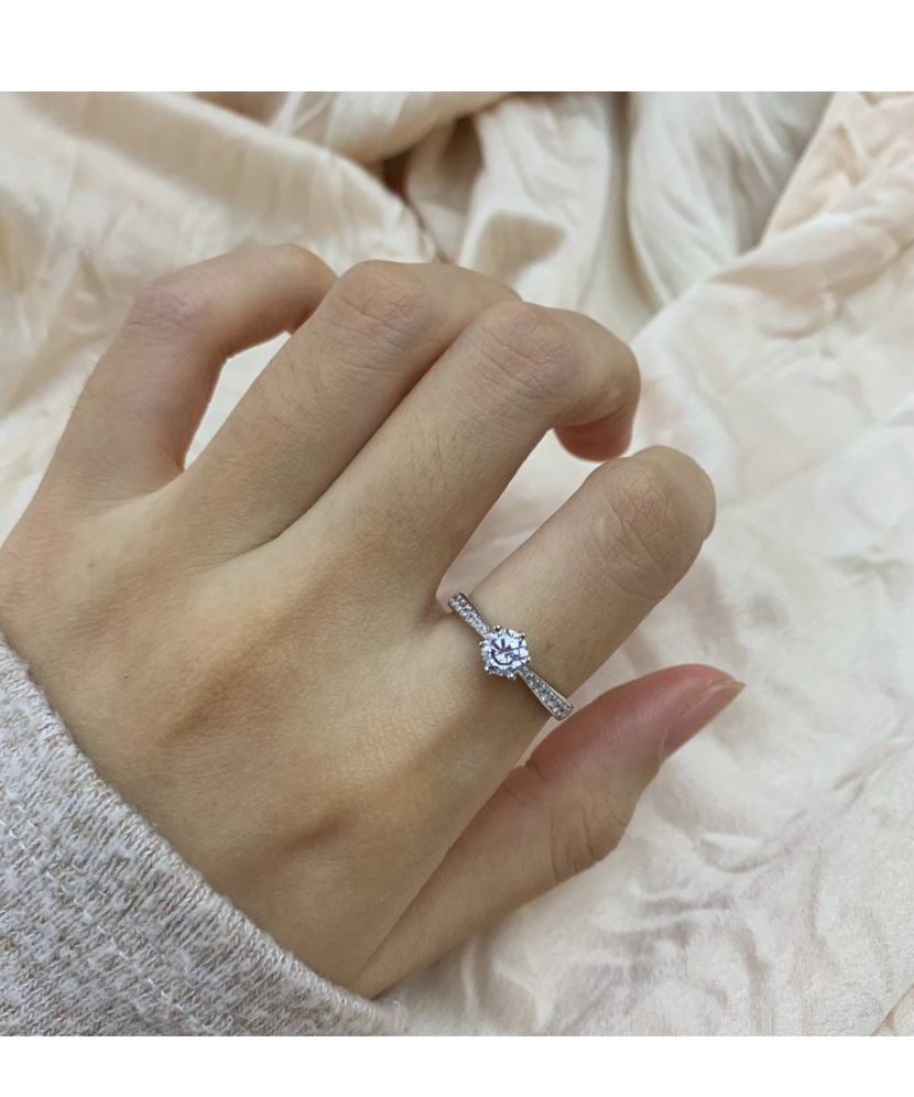 Hõbesõrmus tsirkoonidega