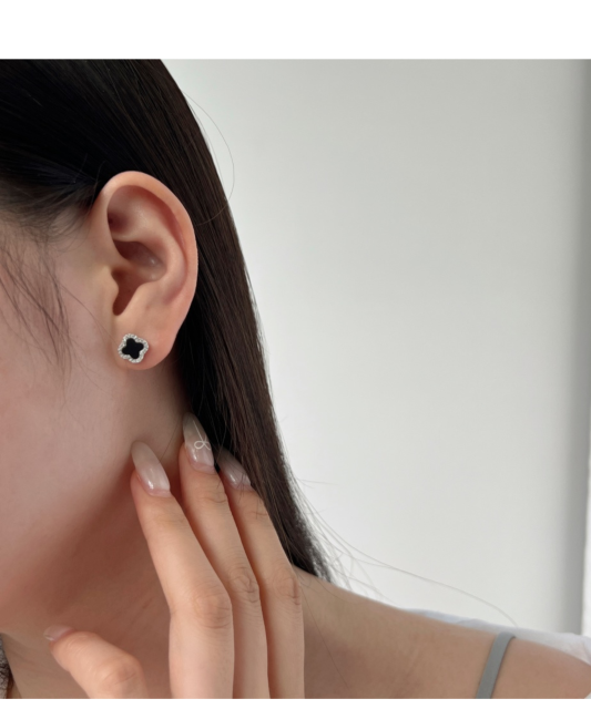 Hõbedast kõrvarõngad oonüksi ja tsirkoonidega