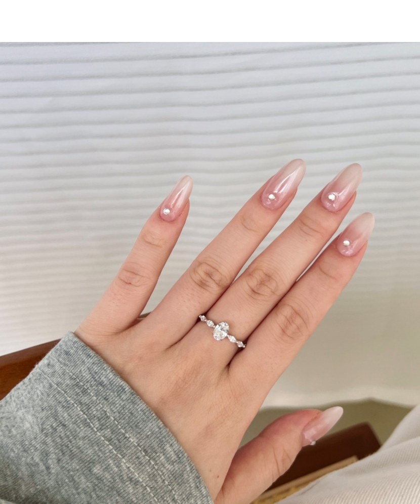 Hõbesõrmus tsirkoonidega