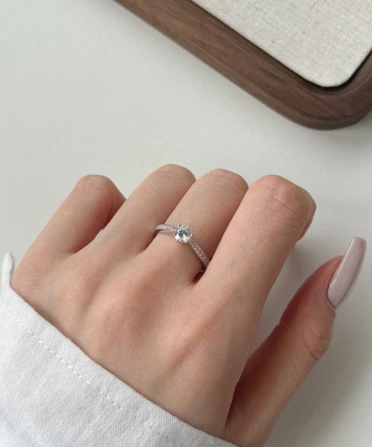 Hõbesõrmus tsirkoonidega