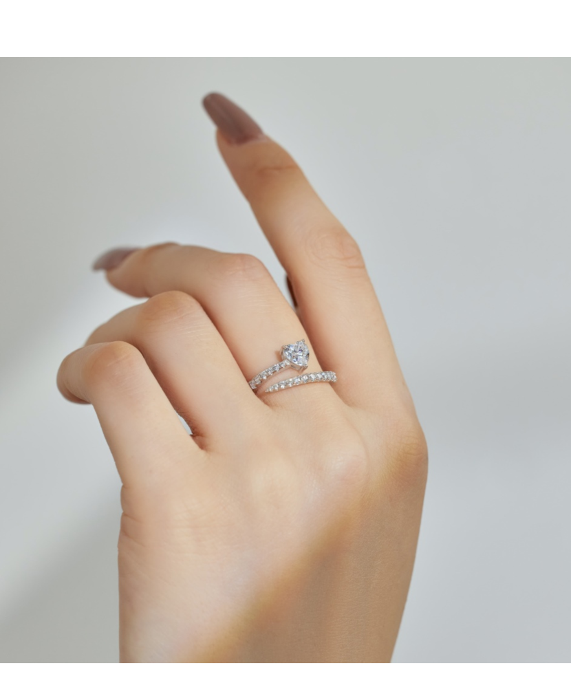 Hõbesõrmus tsirkoonidega