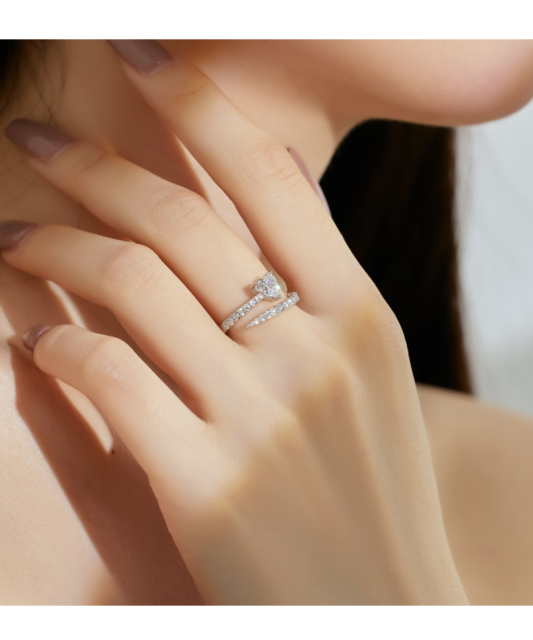 Серебряное кольцо с цирконами