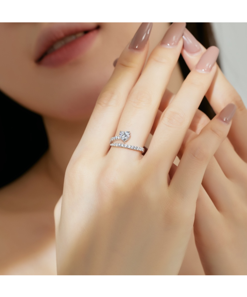 Hõbesõrmus tsirkoonidega