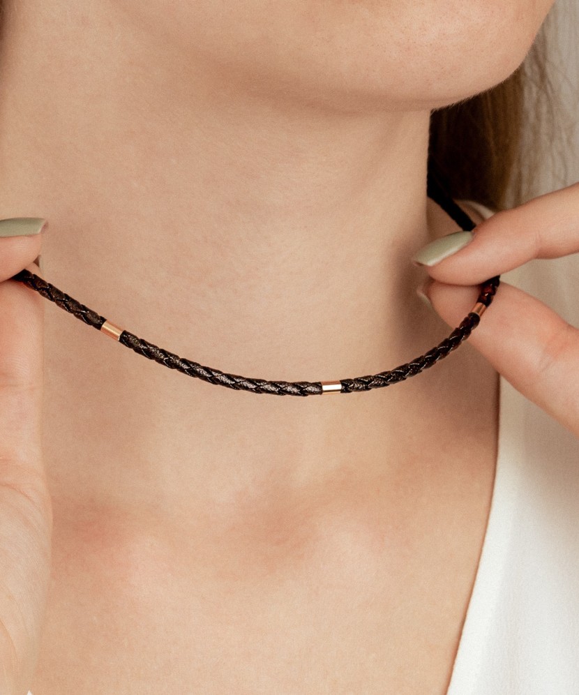 Кожаный браслет с золотом