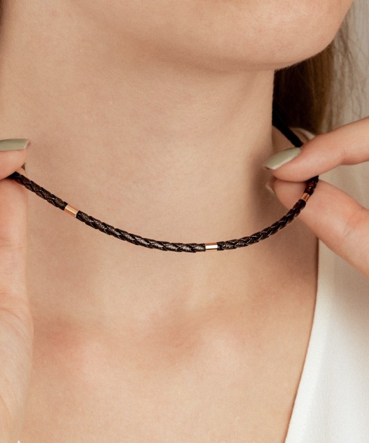 Nahast käevõru kullaga