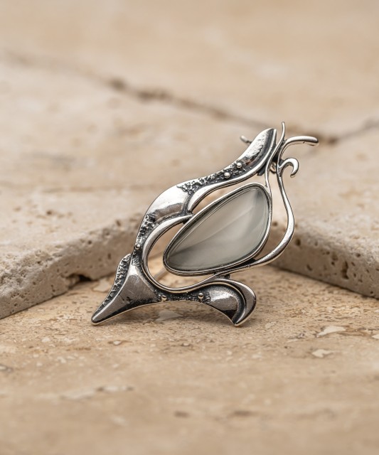 Серебряная брошь с камнем кошачий глаз