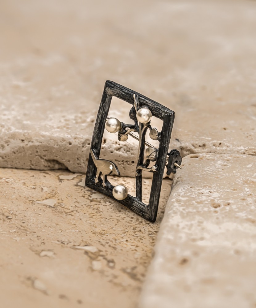 Серебряная брошь с жемчугом