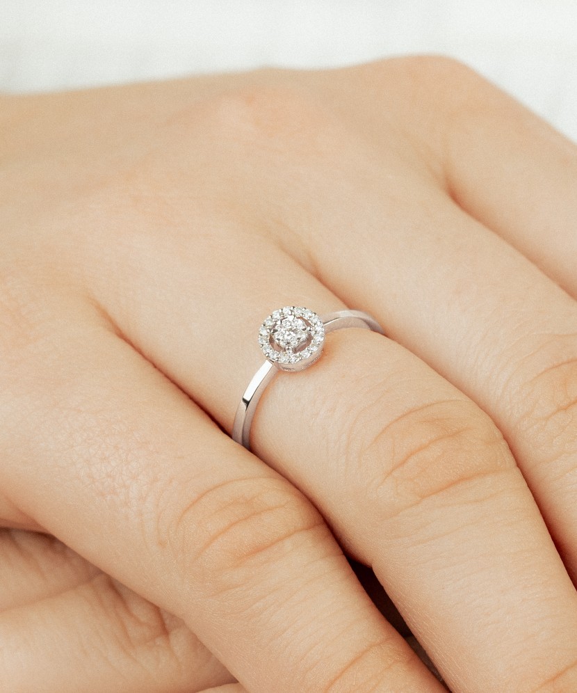 Valgest kullast sõrmus briljantidega