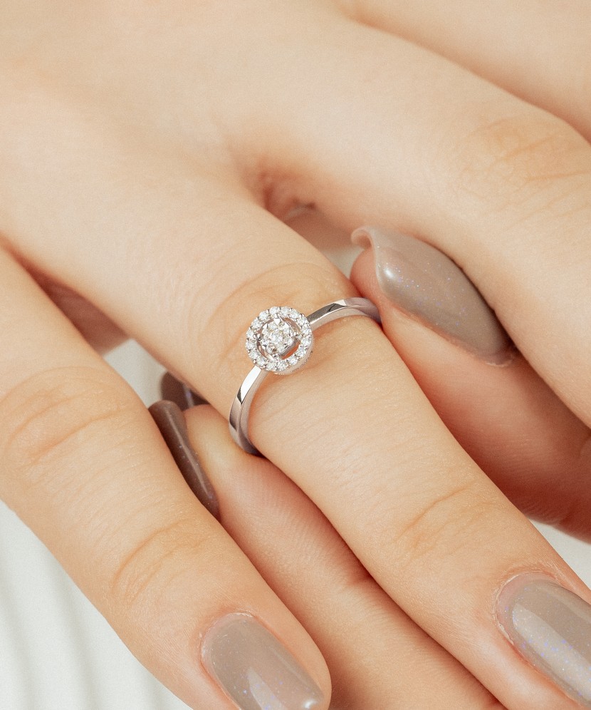 Valgest kullast sõrmus briljantidega