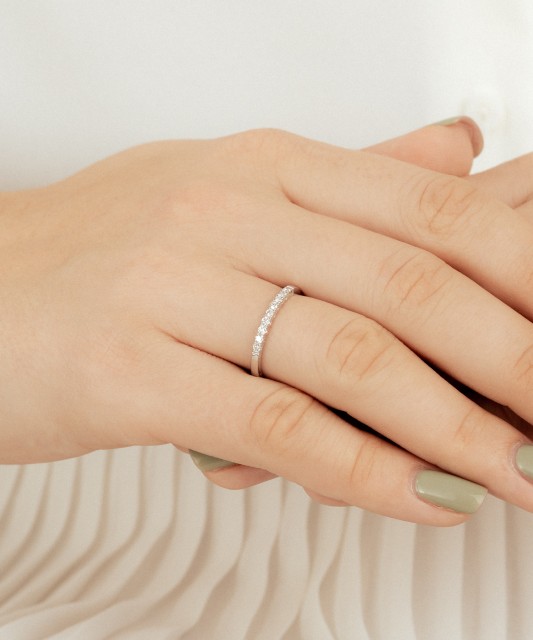 Valgest kullast sõrmus briljantidega (0,18ct)