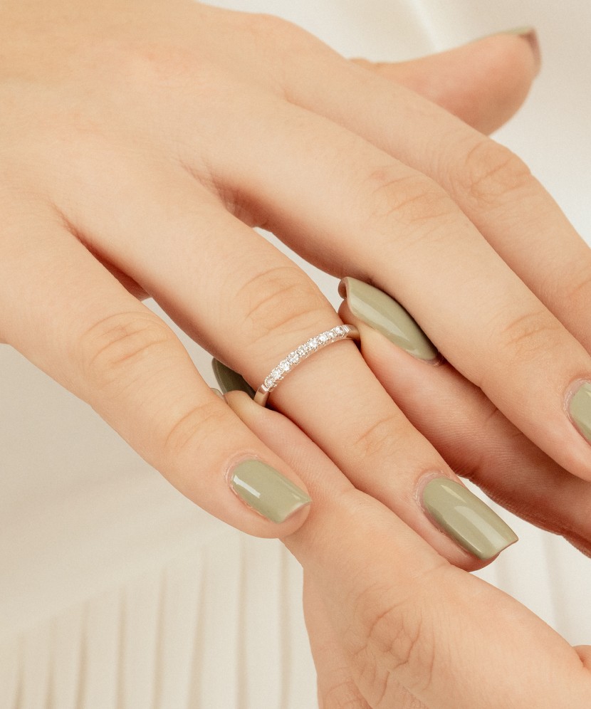 Valgest kullast sõrmus briljantidega (0,18ct)