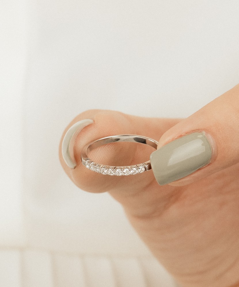 Valgest kullast sõrmus briljantidega (0,18ct)