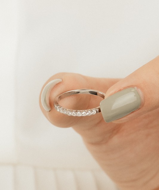 Valgest kullast sõrmus briljantidega (0,18ct)