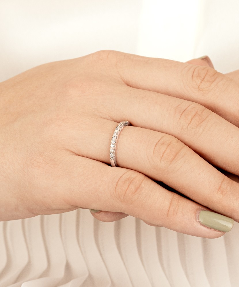 Valgest kullast sõrmus briljantidega (0.22ct)