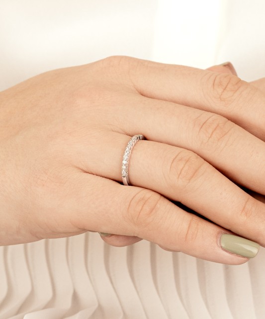 Valgest kullast sõrmus briljantidega (0.22ct)