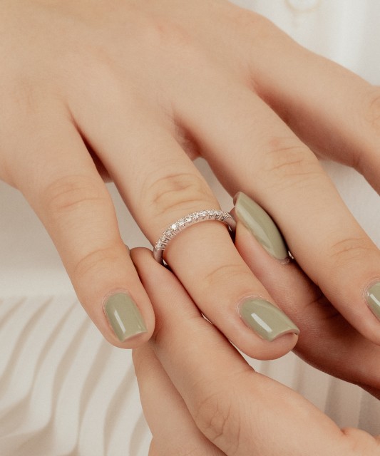 Valgest kullast sõrmus briljantidega (0.22ct)