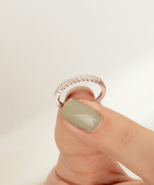 Valgest kullast sõrmus briljantidega (0.22ct)