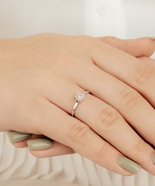 Valgest kullast sõrmus briljantidega